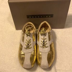 Keneth Cole Reaction gold sneakers size 8 🚦BOGO sale.
